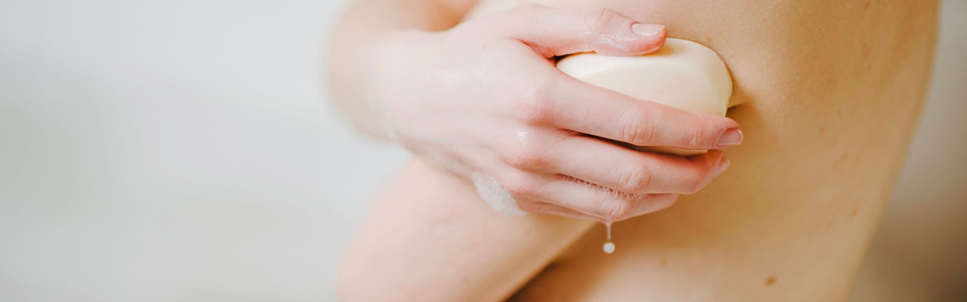 clarity-anonymous-woman-taking-bath-with-soap (1)