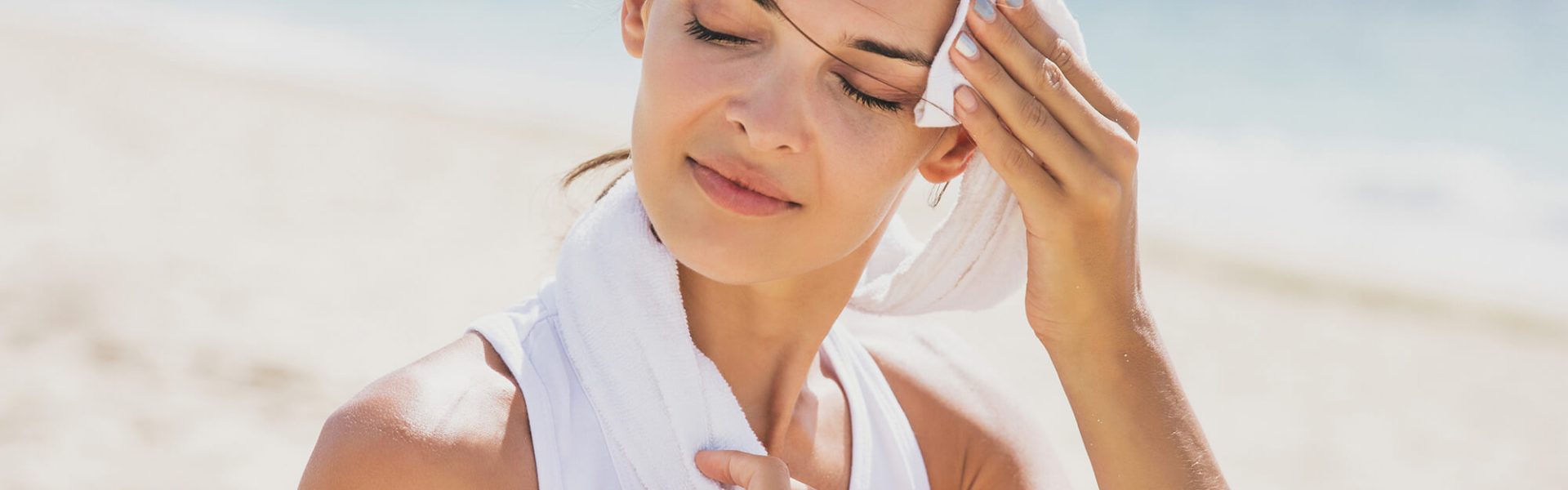 clarity-portrait-healthy-woman-wipe-out-her-sweat-with-towel-after-workout